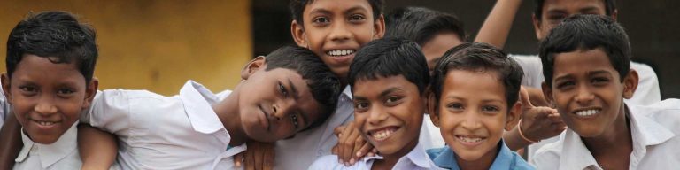 orphelins souriant lors d'une photo